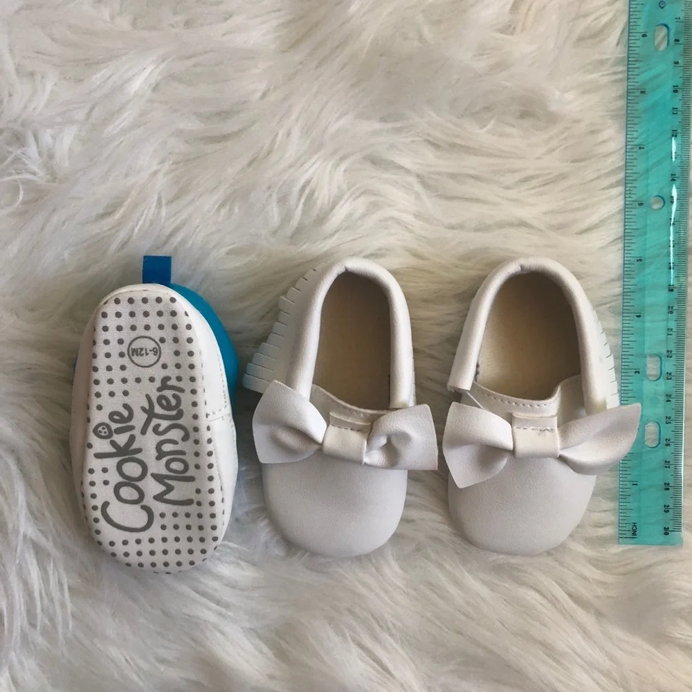 White fringe with bows 6-12M baby girl moccasins